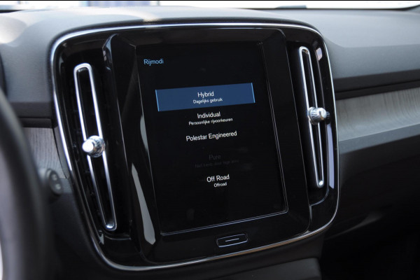 Volvo XC40 T5 272PK Automaat Plug-in hybrid Inscription Elektrische stoelen / Trekhaak / Panoramadak / Polestar tuning / Lederen bekleding / Adaptieve cruise control / Parkeersensoren met 360 camera / Harman Kardon audio / Mistlampen / Stoel - en stuurwielverwarming