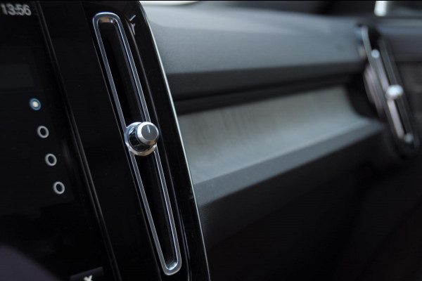 Volvo XC40 T5 272PK Automaat Plug-in hybrid Inscription Elektrische stoelen / Trekhaak / Panoramadak / Polestar tuning / Lederen bekleding / Adaptieve cruise control / Parkeersensoren met 360 camera / Harman Kardon audio / Mistlampen / Stoel - en stuurwielverwarming