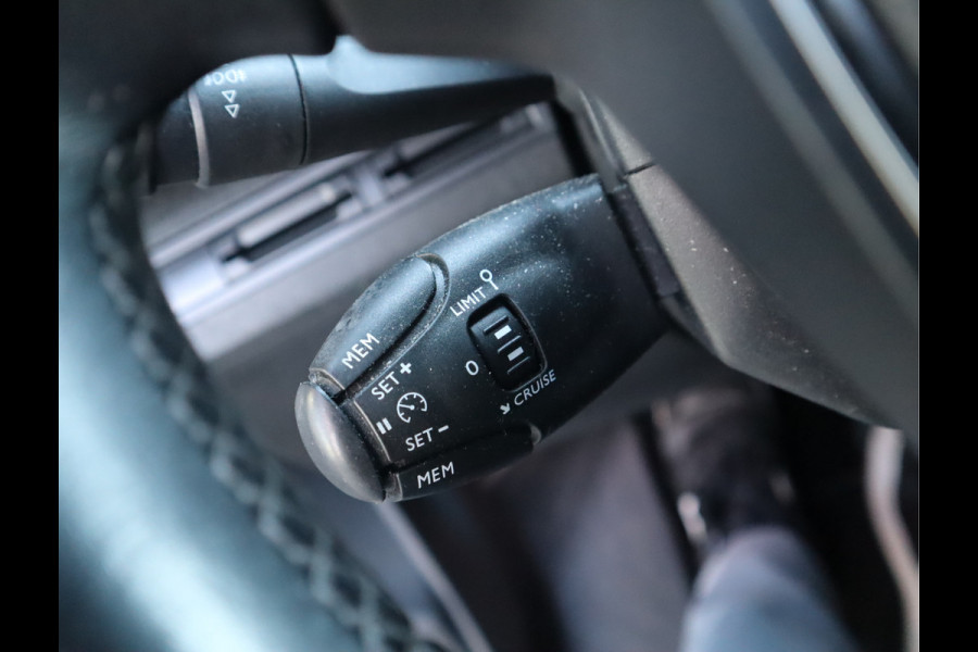 Peugeot 3008 Allure Navi / Pano / Climate / Pdc Nieuwe D-riem/ All-season banden/ Keurige auto