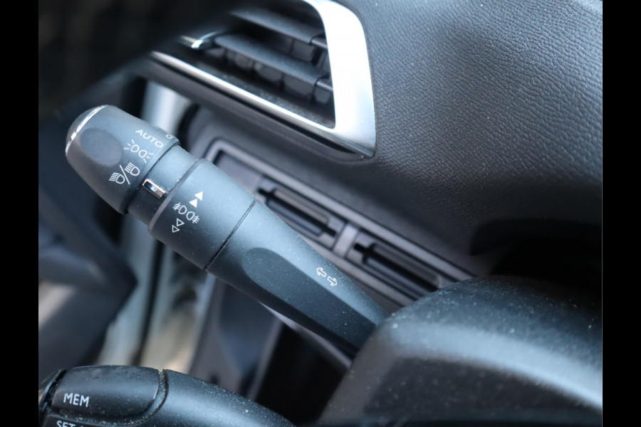 Peugeot 3008 Allure Navi / Pano / Climate / Pdc Nieuwe D-riem/ All-season banden/ Keurige auto