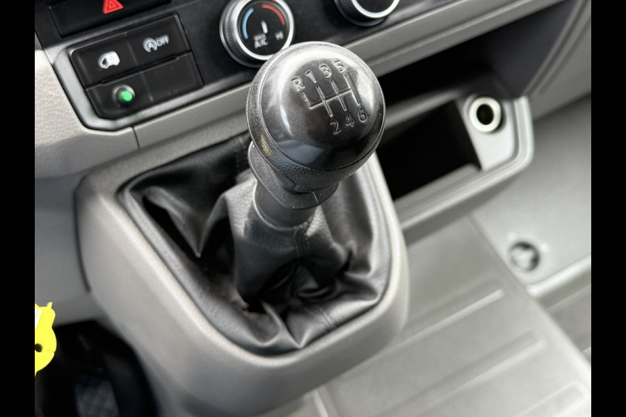 Volkswagen Crafter 2.0 TDI 141 PK / L3H3 / 1e EIGENAAR / ZEER NETJES !! / AIRCO / CRUISE / ERGO GEVEERDE STOEL