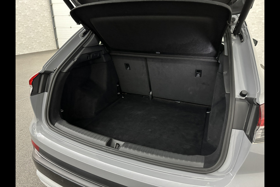 Audi Q4 e-tron 45 265pk Quattro RS-Leder | Uniek Interieur! | Sportstoelen | ACC | Sonos-Sound | Head-Up | 95% SOH | Sportstoelen | Keyless-Ent Memory | Groot Navi | Virtual-Cockpit | Getint Glas | 3-Zone Clima | Zwarte Hemel | LED | Carplay | Standkachel | Achteruitrij-Camera | Stoelverwarming |