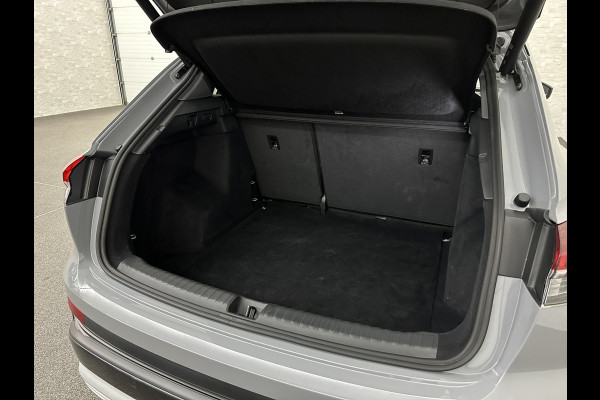 Audi Q4 e-tron 45 265pk Quattro RS-Leder | Uniek Interieur! | Sportstoelen | ACC | Sonos-Sound | Head-Up | 95% SOH | Sportstoelen | Keyless-Ent Memory | Groot Navi | Virtual-Cockpit | Getint Glas | 3-Zone Clima | Zwarte Hemel | LED | Carplay | Standkachel | Achteruitrij-Camera | Stoelverwarming |
