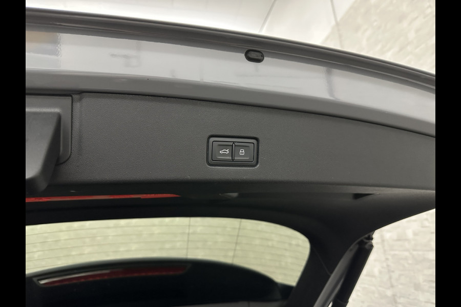 Audi Q4 e-tron 45 265pk Quattro RS-Leder | Uniek Interieur! | Sportstoelen | ACC | Sonos-Sound | Head-Up | 95% SOH | Sportstoelen | Keyless-Ent Memory | Groot Navi | Virtual-Cockpit | Getint Glas | 3-Zone Clima | Zwarte Hemel | LED | Carplay | Standkachel | Achteruitrij-Camera | Stoelverwarming |