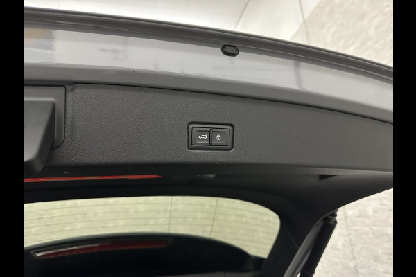Audi Q4 e-tron 45 265pk Quattro RS-Leder | Uniek Interieur! | Sportstoelen | ACC | Sonos-Sound | Head-Up | 95% SOH | Sportstoelen | Keyless-Ent Memory | Groot Navi | Virtual-Cockpit | Getint Glas | 3-Zone Clima | Zwarte Hemel | LED | Carplay | Standkachel | Achteruitrij-Camera | Stoelverwarming |