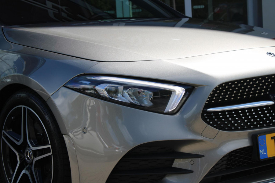 Mercedes-Benz A-Klasse 220 190PK AUTOMAAT BUSINESS SOLUTION AMG | PANORAMA SCHUIF/KANTEL DAK | SFEER VERLICHTING VOOR + ACHTER | STOEL VERWARMING OP BEIDE VOORSTOELEN | MULTIBEAM LED KOPLAMPEN | ACHTERUITRIJ CAMERA | APPLE CARPLAY/ANDROID AUTO | NAVIGATIE | CRUISE CONTROL | NIGHT PAKKET | VERKEERSLICHTEN WEERGAVE | 17" LICHTMETALEN VELGEN AMG | HEMELBEKLEDING ZWART | MBUX MULTIMEDIA SYSTEEM | SPORTSTOELEN | PARKEERSENSOREN VOOR + ACHTER | DRAADLOZE TELEFOONLADER |