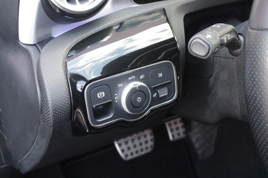 Mercedes-Benz A-Klasse 220 190PK AUTOMAAT BUSINESS SOLUTION AMG | PANORAMA SCHUIF/KANTEL DAK | SFEER VERLICHTING VOOR + ACHTER | STOEL VERWARMING OP BEIDE VOORSTOELEN | MULTIBEAM LED KOPLAMPEN | ACHTERUITRIJ CAMERA | APPLE CARPLAY/ANDROID AUTO | NAVIGATIE | CRUISE CONTROL | NIGHT PAKKET | VERKEERSLICHTEN WEERGAVE | 17" LICHTMETALEN VELGEN AMG | HEMELBEKLEDING ZWART | MBUX MULTIMEDIA SYSTEEM | SPORTSTOELEN | PARKEERSENSOREN VOOR + ACHTER | DRAADLOZE TELEFOONLADER |