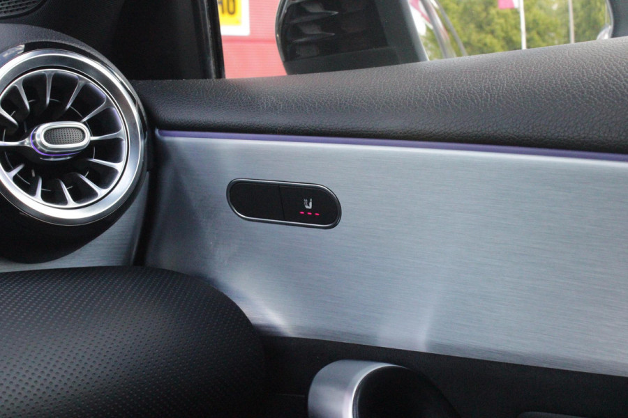 Mercedes-Benz A-Klasse 220 190PK AUTOMAAT BUSINESS SOLUTION AMG | PANORAMA SCHUIF/KANTEL DAK | SFEER VERLICHTING VOOR + ACHTER | STOEL VERWARMING OP BEIDE VOORSTOELEN | MULTIBEAM LED KOPLAMPEN | ACHTERUITRIJ CAMERA | APPLE CARPLAY/ANDROID AUTO | NAVIGATIE | CRUISE CONTROL | NIGHT PAKKET | VERKEERSLICHTEN WEERGAVE | 17" LICHTMETALEN VELGEN AMG | HEMELBEKLEDING ZWART | MBUX MULTIMEDIA SYSTEEM | SPORTSTOELEN | PARKEERSENSOREN VOOR + ACHTER | DRAADLOZE TELEFOONLADER |