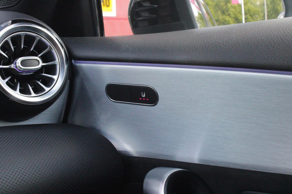 Mercedes-Benz A-Klasse 220 190PK AUTOMAAT BUSINESS SOLUTION AMG | PANORAMA SCHUIF/KANTEL DAK | SFEER VERLICHTING VOOR + ACHTER | STOEL VERWARMING OP BEIDE VOORSTOELEN | MULTIBEAM LED KOPLAMPEN | ACHTERUITRIJ CAMERA | APPLE CARPLAY/ANDROID AUTO | NAVIGATIE | CRUISE CONTROL | NIGHT PAKKET | VERKEERSLICHTEN WEERGAVE | 17" LICHTMETALEN VELGEN AMG | HEMELBEKLEDING ZWART | MBUX MULTIMEDIA SYSTEEM | SPORTSTOELEN | PARKEERSENSOREN VOOR + ACHTER | DRAADLOZE TELEFOONLADER |