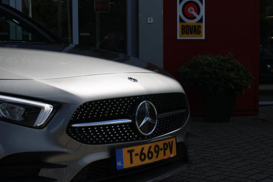 Mercedes-Benz A-Klasse 220 190PK AUTOMAAT BUSINESS SOLUTION AMG | PANORAMA SCHUIF/KANTEL DAK | SFEER VERLICHTING VOOR + ACHTER | STOEL VERWARMING OP BEIDE VOORSTOELEN | MULTIBEAM LED KOPLAMPEN | ACHTERUITRIJ CAMERA | APPLE CARPLAY/ANDROID AUTO | NAVIGATIE | CRUISE CONTROL | NIGHT PAKKET | VERKEERSLICHTEN WEERGAVE | 17" LICHTMETALEN VELGEN AMG | HEMELBEKLEDING ZWART | MBUX MULTIMEDIA SYSTEEM | SPORTSTOELEN | PARKEERSENSOREN VOOR + ACHTER | DRAADLOZE TELEFOONLADER |