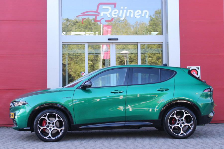 Alfa Romeo Tonale 1.5T Hybrid 160PK VELOCE | PREMIUM PACK: LEDEREN BEKLEDING/GEVENTILEERDE VOORSTOELEN/4-VOUDIG ELEKTRISCH VERSTELBARE LENDESTEUN VOORSTOELEN/ELEKTRISCH BEDIENBARE /HOOGGLANS ZWARTE RAAMOMLIJSTING/AMBIENT LIGHTING | TECHNOLOGY PACK: PARKEERWAARSCHUWING VOOR EN ACHTER/360° CAMERA/AUTOMATISCH INPARKEREN/ AUTONOMOUS DRIVING LEVEL 2: ADAPTIVE CRUISE CONTROL/LANE CENTERING ASSIST/TRAFFIC JAM ASSIST DODEHOEK DETECTIE AUTOMATISCH DIMMENDE BUITENSPIEGELS ELEKTRISCH BEDIENBARE ACHTERKLEP | WINTERPACK: STOELVERWARMING VOOR/STUURVERWARMING/VERWARMBARE RUITENSPROEIERS | 19" LICHTMET