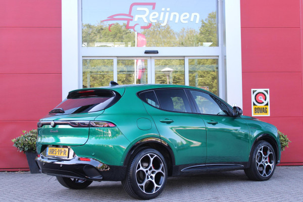 Alfa Romeo Tonale 1.5T Hybrid 160PK VELOCE | PREMIUM PACK: LEDEREN BEKLEDING/GEVENTILEERDE VOORSTOELEN/4-VOUDIG ELEKTRISCH VERSTELBARE LENDESTEUN VOORSTOELEN/ELEKTRISCH BEDIENBARE /HOOGGLANS ZWARTE RAAMOMLIJSTING/AMBIENT LIGHTING | TECHNOLOGY PACK: PARKEERWAARSCHUWING VOOR EN ACHTER/360° CAMERA/AUTOMATISCH INPARKEREN/ AUTONOMOUS DRIVING LEVEL 2: ADAPTIVE CRUISE CONTROL/LANE CENTERING ASSIST/TRAFFIC JAM ASSIST DODEHOEK DETECTIE AUTOMATISCH DIMMENDE BUITENSPIEGELS ELEKTRISCH BEDIENBARE ACHTERKLEP | WINTERPACK: STOELVERWARMING VOOR/STUURVERWARMING/VERWARMBARE RUITENSPROEIERS | 19" LICHTMET