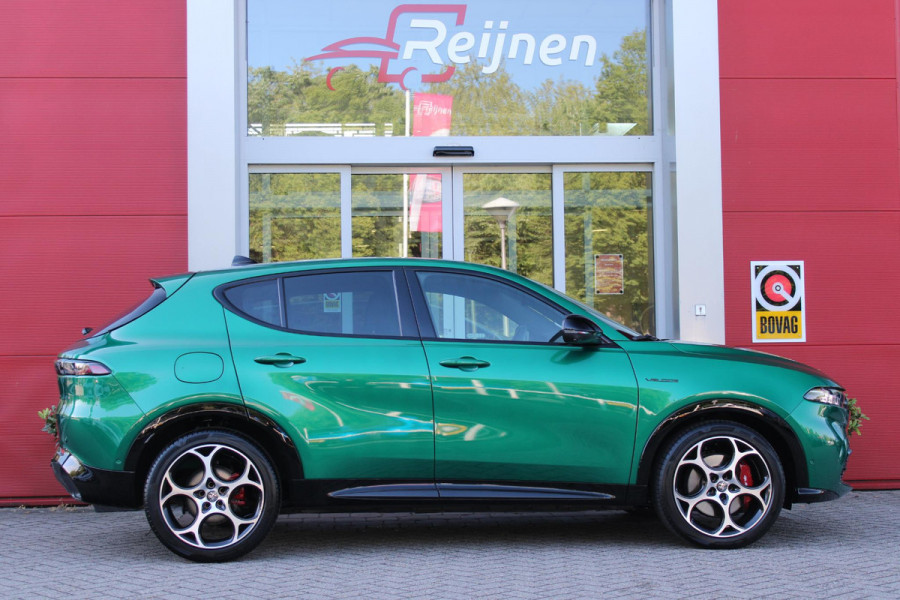 Alfa Romeo Tonale 1.5T Hybrid 160PK VELOCE | PREMIUM PACK: LEDEREN BEKLEDING/GEVENTILEERDE VOORSTOELEN/4-VOUDIG ELEKTRISCH VERSTELBARE LENDESTEUN VOORSTOELEN/ELEKTRISCH BEDIENBARE /HOOGGLANS ZWARTE RAAMOMLIJSTING/AMBIENT LIGHTING | TECHNOLOGY PACK: PARKEERWAARSCHUWING VOOR EN ACHTER/360° CAMERA/AUTOMATISCH INPARKEREN/ AUTONOMOUS DRIVING LEVEL 2: ADAPTIVE CRUISE CONTROL/LANE CENTERING ASSIST/TRAFFIC JAM ASSIST DODEHOEK DETECTIE AUTOMATISCH DIMMENDE BUITENSPIEGELS ELEKTRISCH BEDIENBARE ACHTERKLEP | WINTERPACK: STOELVERWARMING VOOR/STUURVERWARMING/VERWARMBARE RUITENSPROEIERS | 19" LICHTMET