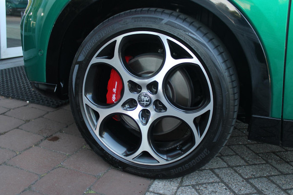 Alfa Romeo Tonale 1.5T Hybrid 160PK VELOCE | PREMIUM PACK: LEDEREN BEKLEDING/GEVENTILEERDE VOORSTOELEN/4-VOUDIG ELEKTRISCH VERSTELBARE LENDESTEUN VOORSTOELEN/ELEKTRISCH BEDIENBARE /HOOGGLANS ZWARTE RAAMOMLIJSTING/AMBIENT LIGHTING | TECHNOLOGY PACK: PARKEERWAARSCHUWING VOOR EN ACHTER/360° CAMERA/AUTOMATISCH INPARKEREN/ AUTONOMOUS DRIVING LEVEL 2: ADAPTIVE CRUISE CONTROL/LANE CENTERING ASSIST/TRAFFIC JAM ASSIST DODEHOEK DETECTIE AUTOMATISCH DIMMENDE BUITENSPIEGELS ELEKTRISCH BEDIENBARE ACHTERKLEP | WINTERPACK: STOELVERWARMING VOOR/STUURVERWARMING/VERWARMBARE RUITENSPROEIERS | 19" LICHTMET