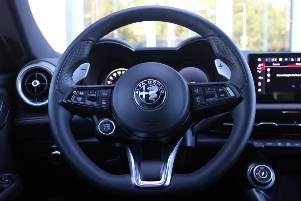 Alfa Romeo Tonale 1.5T Hybrid 160PK VELOCE | PREMIUM PACK: LEDEREN BEKLEDING/GEVENTILEERDE VOORSTOELEN/4-VOUDIG ELEKTRISCH VERSTELBARE LENDESTEUN VOORSTOELEN/ELEKTRISCH BEDIENBARE /HOOGGLANS ZWARTE RAAMOMLIJSTING/AMBIENT LIGHTING | TECHNOLOGY PACK: PARKEERWAARSCHUWING VOOR EN ACHTER/360° CAMERA/AUTOMATISCH INPARKEREN/ AUTONOMOUS DRIVING LEVEL 2: ADAPTIVE CRUISE CONTROL/LANE CENTERING ASSIST/TRAFFIC JAM ASSIST DODEHOEK DETECTIE AUTOMATISCH DIMMENDE BUITENSPIEGELS ELEKTRISCH BEDIENBARE ACHTERKLEP | WINTERPACK: STOELVERWARMING VOOR/STUURVERWARMING/VERWARMBARE RUITENSPROEIERS | 19" LICHTMET