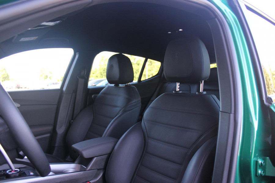 Alfa Romeo Tonale 1.5T Hybrid 160PK VELOCE | PREMIUM PACK: LEDEREN BEKLEDING/GEVENTILEERDE VOORSTOELEN/4-VOUDIG ELEKTRISCH VERSTELBARE LENDESTEUN VOORSTOELEN/ELEKTRISCH BEDIENBARE /HOOGGLANS ZWARTE RAAMOMLIJSTING/AMBIENT LIGHTING | TECHNOLOGY PACK: PARKEERWAARSCHUWING VOOR EN ACHTER/360° CAMERA/AUTOMATISCH INPARKEREN/ AUTONOMOUS DRIVING LEVEL 2: ADAPTIVE CRUISE CONTROL/LANE CENTERING ASSIST/TRAFFIC JAM ASSIST DODEHOEK DETECTIE AUTOMATISCH DIMMENDE BUITENSPIEGELS ELEKTRISCH BEDIENBARE ACHTERKLEP | WINTERPACK: STOELVERWARMING VOOR/STUURVERWARMING/VERWARMBARE RUITENSPROEIERS | 19" LICHTMET