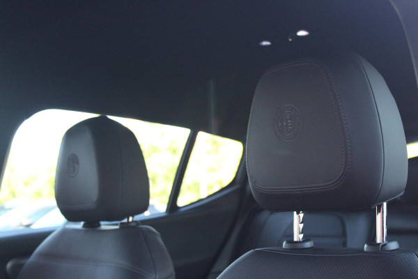 Alfa Romeo Tonale 1.5T Hybrid 160PK VELOCE | PREMIUM PACK: LEDEREN BEKLEDING/GEVENTILEERDE VOORSTOELEN/4-VOUDIG ELEKTRISCH VERSTELBARE LENDESTEUN VOORSTOELEN/ELEKTRISCH BEDIENBARE /HOOGGLANS ZWARTE RAAMOMLIJSTING/AMBIENT LIGHTING | TECHNOLOGY PACK: PARKEERWAARSCHUWING VOOR EN ACHTER/360° CAMERA/AUTOMATISCH INPARKEREN/ AUTONOMOUS DRIVING LEVEL 2: ADAPTIVE CRUISE CONTROL/LANE CENTERING ASSIST/TRAFFIC JAM ASSIST DODEHOEK DETECTIE AUTOMATISCH DIMMENDE BUITENSPIEGELS ELEKTRISCH BEDIENBARE ACHTERKLEP | WINTERPACK: STOELVERWARMING VOOR/STUURVERWARMING/VERWARMBARE RUITENSPROEIERS | 19" LICHTMET