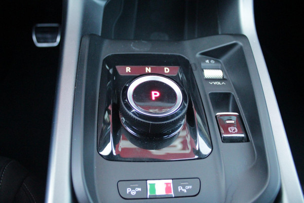 Alfa Romeo Tonale 1.5T Hybrid 160PK VELOCE | PREMIUM PACK: LEDEREN BEKLEDING/GEVENTILEERDE VOORSTOELEN/4-VOUDIG ELEKTRISCH VERSTELBARE LENDESTEUN VOORSTOELEN/ELEKTRISCH BEDIENBARE /HOOGGLANS ZWARTE RAAMOMLIJSTING/AMBIENT LIGHTING | TECHNOLOGY PACK: PARKEERWAARSCHUWING VOOR EN ACHTER/360° CAMERA/AUTOMATISCH INPARKEREN/ AUTONOMOUS DRIVING LEVEL 2: ADAPTIVE CRUISE CONTROL/LANE CENTERING ASSIST/TRAFFIC JAM ASSIST DODEHOEK DETECTIE AUTOMATISCH DIMMENDE BUITENSPIEGELS ELEKTRISCH BEDIENBARE ACHTERKLEP | WINTERPACK: STOELVERWARMING VOOR/STUURVERWARMING/VERWARMBARE RUITENSPROEIERS | 19" LICHTMET
