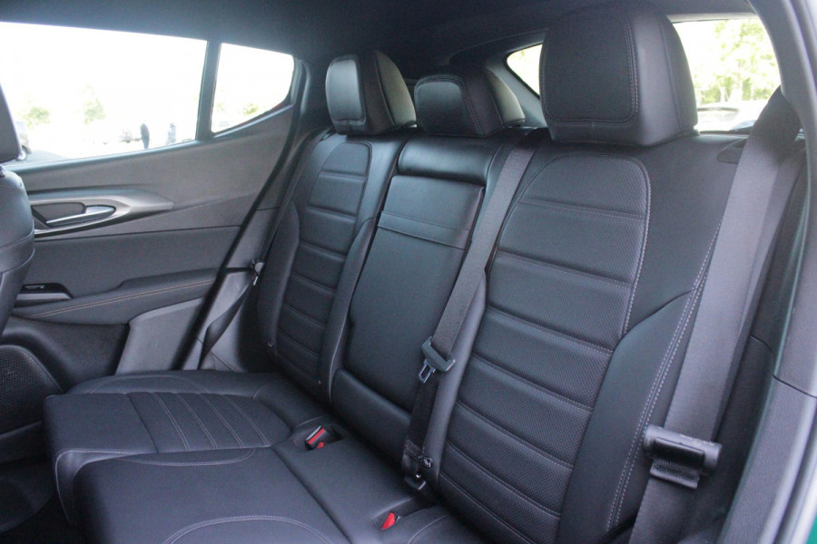 Alfa Romeo Tonale 1.5T Hybrid 160PK VELOCE | PREMIUM PACK: LEDEREN BEKLEDING/GEVENTILEERDE VOORSTOELEN/4-VOUDIG ELEKTRISCH VERSTELBARE LENDESTEUN VOORSTOELEN/ELEKTRISCH BEDIENBARE /HOOGGLANS ZWARTE RAAMOMLIJSTING/AMBIENT LIGHTING | TECHNOLOGY PACK: PARKEERWAARSCHUWING VOOR EN ACHTER/360° CAMERA/AUTOMATISCH INPARKEREN/ AUTONOMOUS DRIVING LEVEL 2: ADAPTIVE CRUISE CONTROL/LANE CENTERING ASSIST/TRAFFIC JAM ASSIST DODEHOEK DETECTIE AUTOMATISCH DIMMENDE BUITENSPIEGELS ELEKTRISCH BEDIENBARE ACHTERKLEP | WINTERPACK: STOELVERWARMING VOOR/STUURVERWARMING/VERWARMBARE RUITENSPROEIERS | 19" LICHTMET