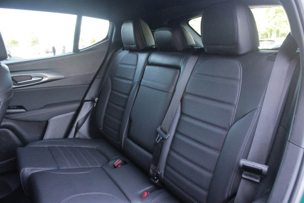 Alfa Romeo Tonale 1.5T Hybrid 160PK VELOCE | PREMIUM PACK: LEDEREN BEKLEDING/GEVENTILEERDE VOORSTOELEN/4-VOUDIG ELEKTRISCH VERSTELBARE LENDESTEUN VOORSTOELEN/ELEKTRISCH BEDIENBARE /HOOGGLANS ZWARTE RAAMOMLIJSTING/AMBIENT LIGHTING | TECHNOLOGY PACK: PARKEERWAARSCHUWING VOOR EN ACHTER/360° CAMERA/AUTOMATISCH INPARKEREN/ AUTONOMOUS DRIVING LEVEL 2: ADAPTIVE CRUISE CONTROL/LANE CENTERING ASSIST/TRAFFIC JAM ASSIST DODEHOEK DETECTIE AUTOMATISCH DIMMENDE BUITENSPIEGELS ELEKTRISCH BEDIENBARE ACHTERKLEP | WINTERPACK: STOELVERWARMING VOOR/STUURVERWARMING/VERWARMBARE RUITENSPROEIERS | 19" LICHTMET