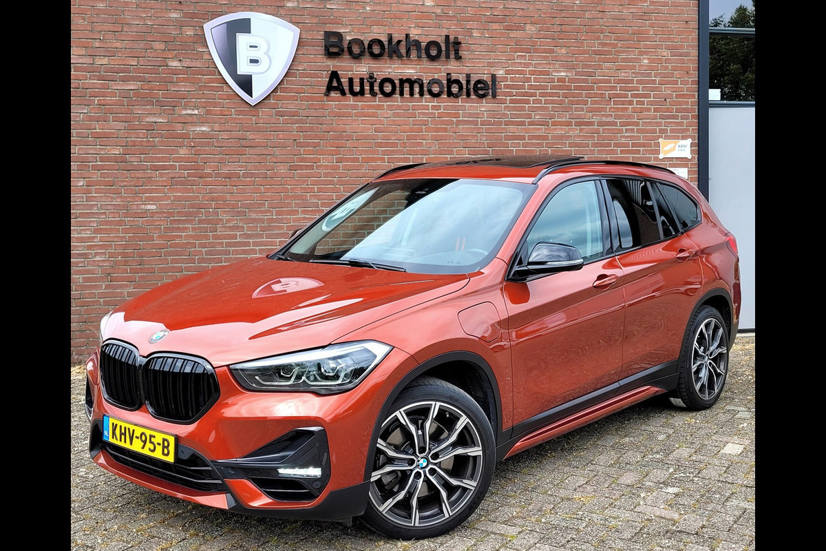 BMW X1 XDrive25e Pano, HUD, Cam, Trekhaak, Keyless (Sunset Orange Metallic)