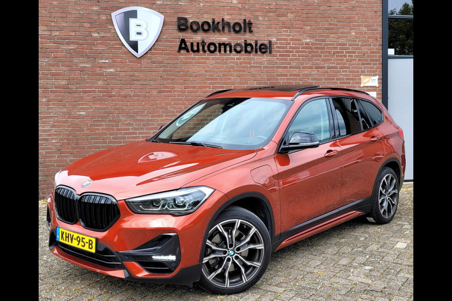 BMW X1 XDrive25e Pano, HUD, Cam, Trekhaak, Keyless (Sunset Orange Metallic)