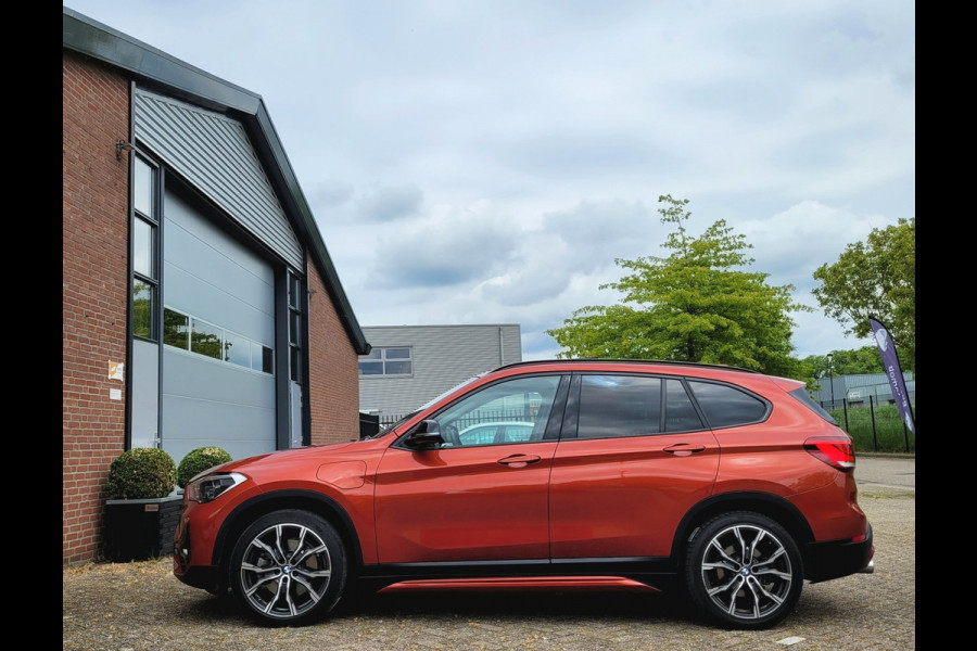 BMW X1 XDrive25e Pano, HUD, Cam, Trekhaak, Keyless (Sunset Orange Metallic)