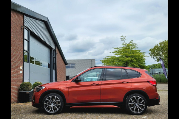 BMW X1 XDrive25e Pano, HUD, Cam, Trekhaak, Keyless (Sunset Orange Metallic)