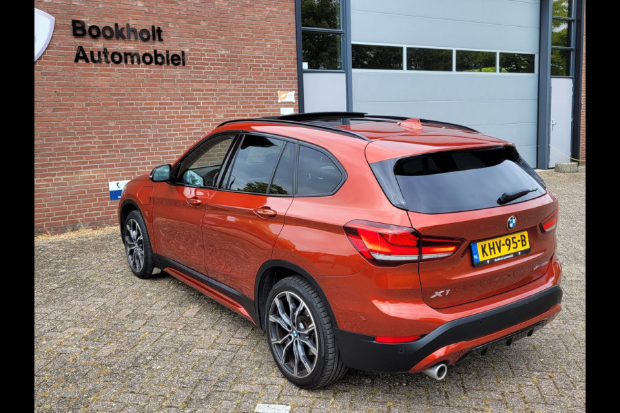 BMW X1 XDrive25e Pano, HUD, Cam, Trekhaak, Keyless (Sunset Orange Metallic)