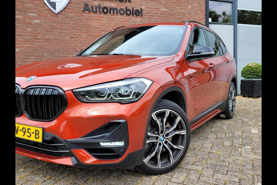 BMW X1 XDrive25e Pano, HUD, Cam, Trekhaak, Keyless (Sunset Orange Metallic)