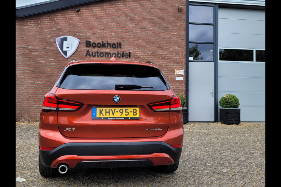 BMW X1 XDrive25e Pano, HUD, Cam, Trekhaak, Keyless (Sunset Orange Metallic)