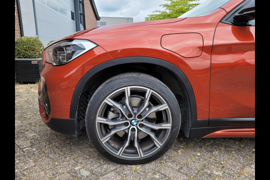 BMW X1 XDrive25e Pano, HUD, Cam, Trekhaak, Keyless (Sunset Orange Metallic)