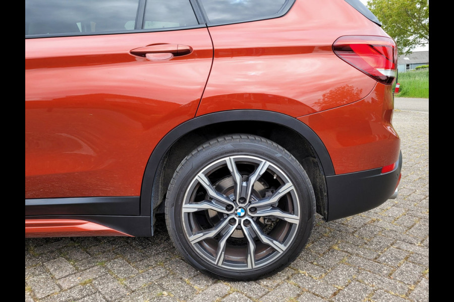 BMW X1 XDrive25e Pano, HUD, Cam, Trekhaak, Keyless (Sunset Orange Metallic)