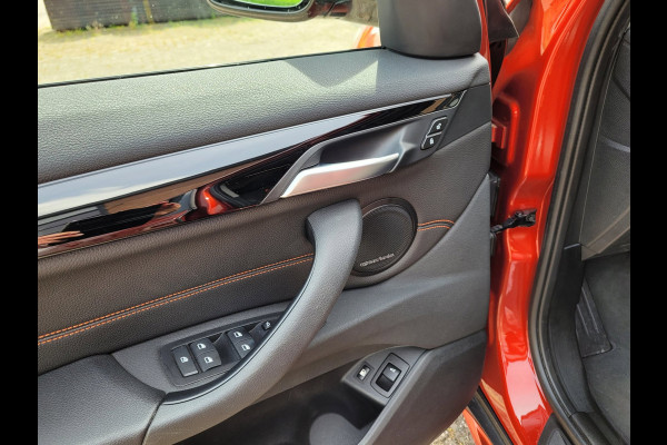 BMW X1 XDrive25e Pano, HUD, Cam, Trekhaak, Keyless (Sunset Orange Metallic)