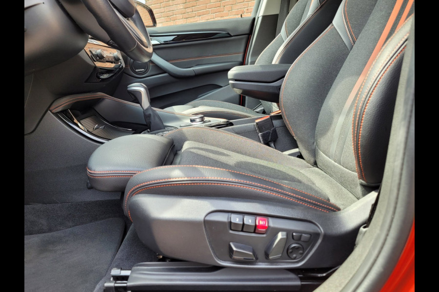 BMW X1 XDrive25e Pano, HUD, Cam, Trekhaak, Keyless (Sunset Orange Metallic)