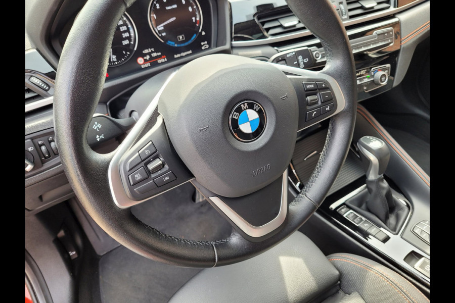 BMW X1 XDrive25e Pano, HUD, Cam, Trekhaak, Keyless (Sunset Orange Metallic)