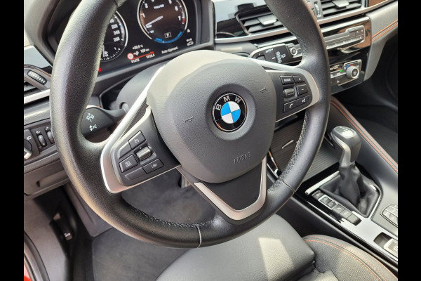 BMW X1 XDrive25e Pano, HUD, Cam, Trekhaak, Keyless (Sunset Orange Metallic)