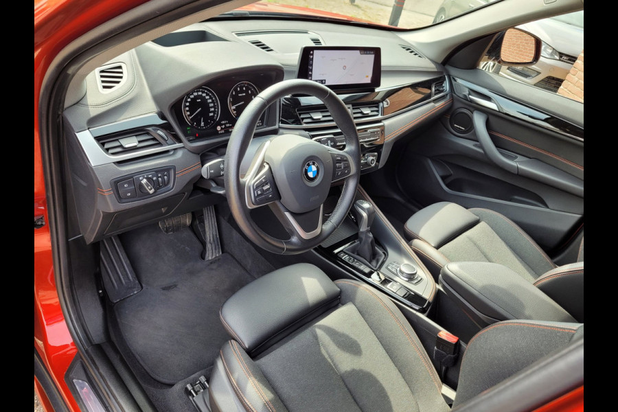 BMW X1 XDrive25e Pano, HUD, Cam, Trekhaak, Keyless (Sunset Orange Metallic)