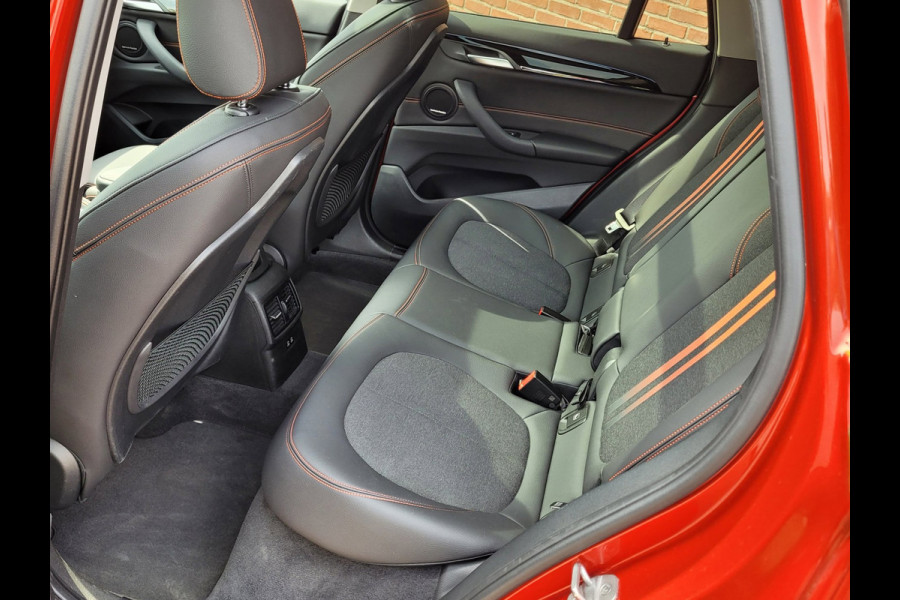 BMW X1 XDrive25e Pano, HUD, Cam, Trekhaak, Keyless (Sunset Orange Metallic)