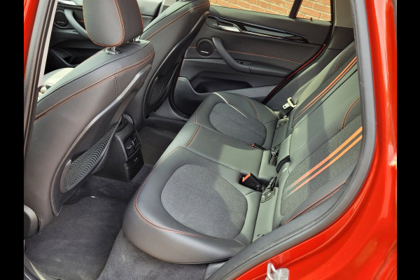 BMW X1 XDrive25e Pano, HUD, Cam, Trekhaak, Keyless (Sunset Orange Metallic)