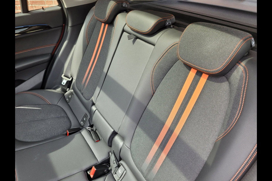 BMW X1 XDrive25e Pano, HUD, Cam, Trekhaak, Keyless (Sunset Orange Metallic)