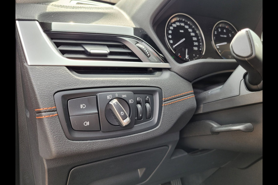 BMW X1 XDrive25e Pano, HUD, Cam, Trekhaak, Keyless (Sunset Orange Metallic)