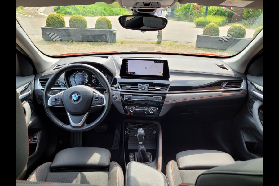 BMW X1 XDrive25e Pano, HUD, Cam, Trekhaak, Keyless (Sunset Orange Metallic)