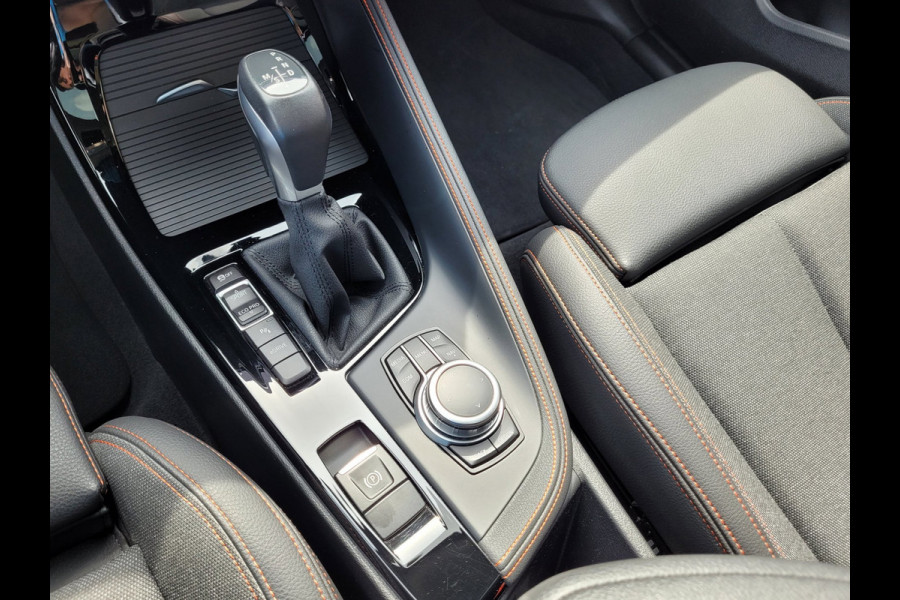 BMW X1 XDrive25e Pano, HUD, Cam, Trekhaak, Keyless (Sunset Orange Metallic)