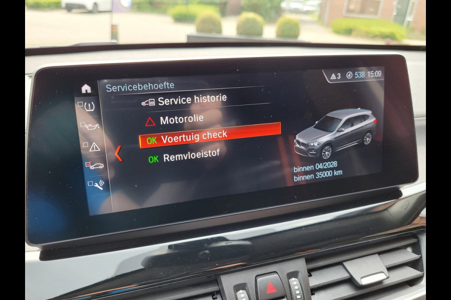 BMW X1 XDrive25e Pano, HUD, Cam, Trekhaak, Keyless (Sunset Orange Metallic)