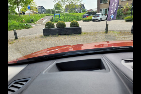 BMW X1 XDrive25e Pano, HUD, Cam, Trekhaak, Keyless (Sunset Orange Metallic)