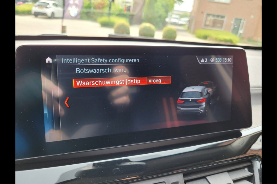 BMW X1 XDrive25e Pano, HUD, Cam, Trekhaak, Keyless (Sunset Orange Metallic)
