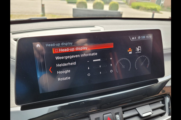 BMW X1 XDrive25e Pano, HUD, Cam, Trekhaak, Keyless (Sunset Orange Metallic)