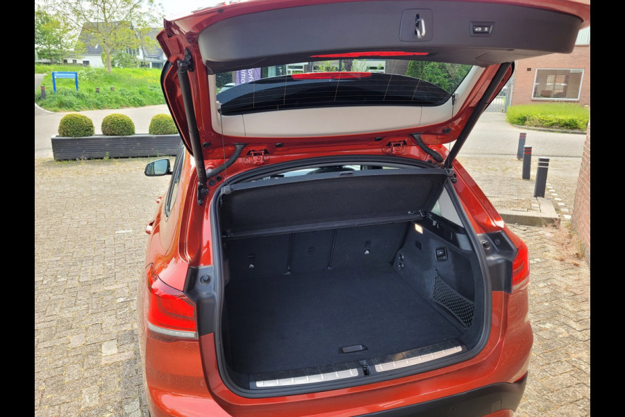 BMW X1 XDrive25e Pano, HUD, Cam, Trekhaak, Keyless (Sunset Orange Metallic)