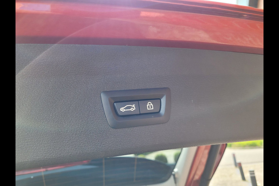 BMW X1 XDrive25e Pano, HUD, Cam, Trekhaak, Keyless (Sunset Orange Metallic)